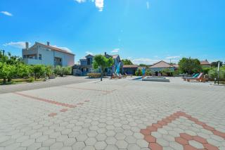 Family friendly apartments with a swimming pool Privlaka, Zadar - 5762 - Privlaka - 3