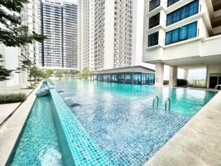 A 1-4 pax Cozy Studio TV Box Pool 100mps Wifi 3 bed Trefoil Setia Alam - 1