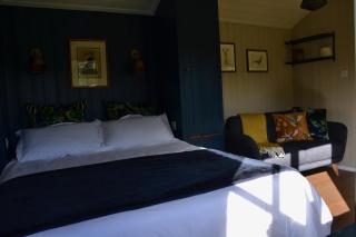 Large Luxury Shepherds Hut with Hot Tub nr Bath - Bristol - 1