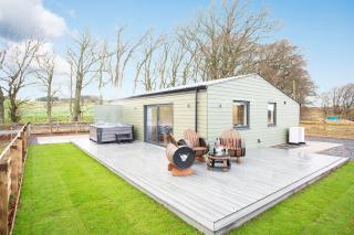 Shiphorns luxury cabin with a hot tub - 0