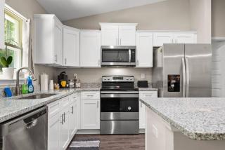 Pet-friendly, Heated Pool, Close to Everything 3 Bedroom Home - Dunnellon - 7