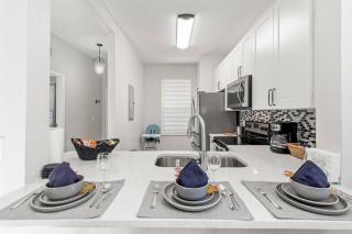 Newly Remodeled 4BD/4BA Townhouse-Regal Palms Resort Near Disney - Davenport - 3