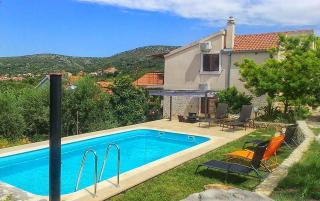Family friendly house with a swimming pool Vinisce, Trogir - 7510 - 0