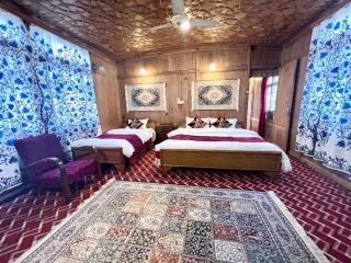Lake Victoria Houseboats - Srinagar - 2