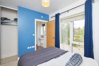 3 Bed Townhouse Haven - Steps from Royal Derby Hospital, Driveway Parking - Derby - 0