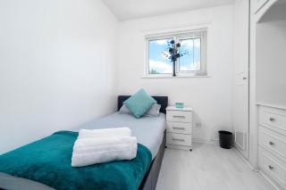 Modern 4 bedroom home ideal for Contractors, Groups and families ,FREE parking for multiple vehicle's - Birmingham - 4