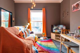 Art-Filled Bohemian 1 Bedroom Apt 2 Beds Colourful Praise Inn Apartment - 2