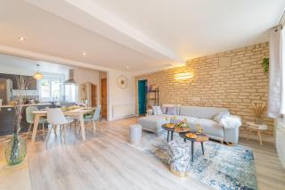Côté Cour, 3 chambres, terrasses, jardin privé avec terrain de pétanque, cave voutée - Corgoloin - 0