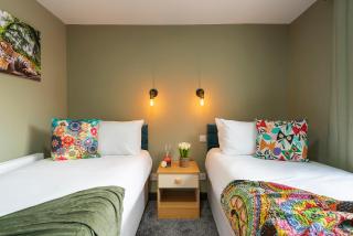 Vibrant Funkily Decorated 2 Bedroom 4 Beds Central Location - 5