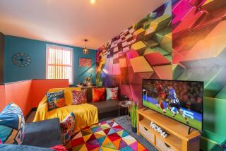 Vibrant Funkily Decorated 2 Bedroom 4 Beds Central Location - 9