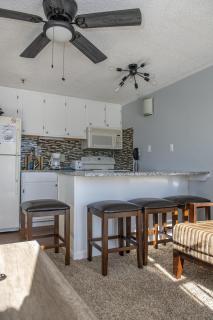 Stroll to Slopes, Village Area, Ski in-out MtLodge 219 - Snowshoe - 7
