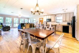 Lakefront 3BR with Bunkhouse and Kayaks, Rowboat Included - Many - 5
