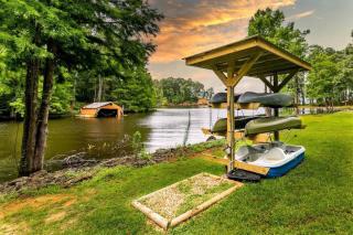 Lakefront 3BR with Bunkhouse and Kayaks, Rowboat Included - Many - 0