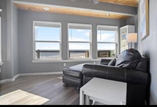 Stunning Beachfront 3 Bedroom Home, CoralMoonBeach - 3