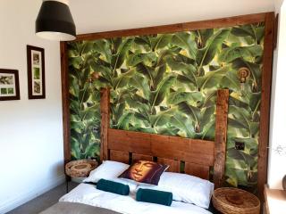 Luxury Oriental Home with Exotic Garden & Free Parking - West Derby - 2