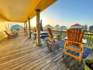 Laidback, Spacious Luxury with Hot Tub, Fully Stocked and Private Beach Access - Bolivar Peninsula - 0
