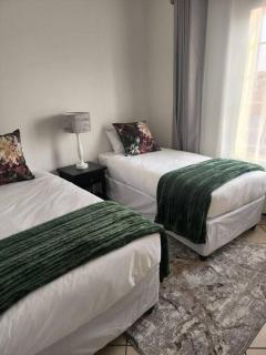 56 - Elegant 2 bed apartment next to Gautrain Centurion - Centurion - 5
