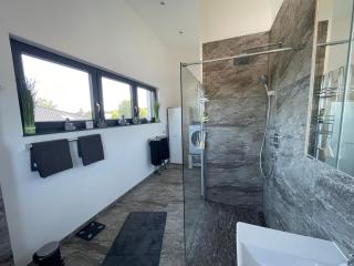 #NEU l Seeblick l NETFLIX l BOXSPRING l NESPRESSO l e-TÜR l Terrasse l 82m2 - Ulmen - 2