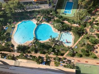 Rascacielo bonito mirando al mar - 5