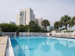 BEACHFRONT - Huge, 3BDR-2BA condo Sleeps 10 people, Great for Groups - Destin - 4