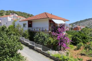 Apartments by the sea Vinisce, Trogir - 10241 - Vinišće - 0