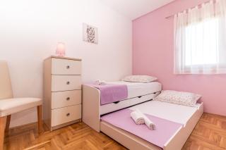 Apartments with a parking space Kastel Kambelovac, Kastela - 11678 - 3