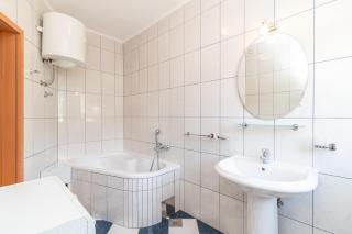 Apartments with a parking space Kastel Kambelovac, Kastela - 11678 - 1