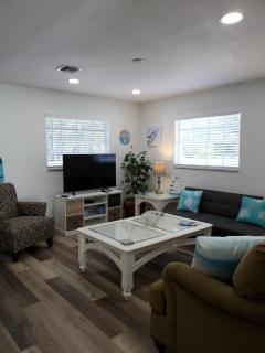 Beach Style lake view home with boat parking & minutes to the best beaches! - Fort Myers Beach - 0