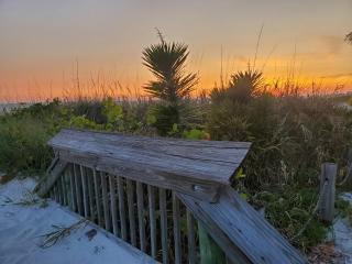 Beach Style lake view home with boat parking & minutes to the best beaches! - Fort Myers Beach - 1