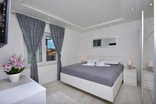 Holiday apartments Podstrana, Split - 12045 - 1