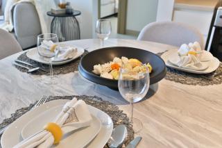 HiGuests - Waterfront Luxe Apt with Bluewaters Island Views - 2