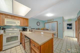 Dog Friendly Home STEPS from Flagler Avenue with Garage! Stroll to the Beach! - New Smyrna Beach - 2
