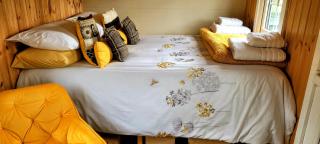 Small Cozy Shepherd hut 20 by 7 feet with boxed in high double bed - 9