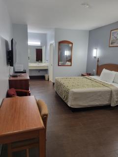 Scottish Inn & Suites - Hankamer - 1