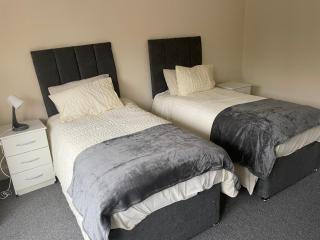 Large 4 Bedroom Sleeps 8, Spacious Apartment for Contractors and Holidays near Bedford Centre - 1 FREE PARKING SPACE & FREE WIFI - 5