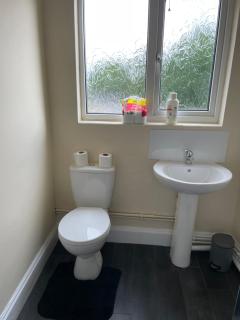 Large 4 Bedroom Sleeps 8, Spacious Apartment for Contractors and Holidays near Bedford Centre - 1 FREE PARKING SPACE & FREE WIFI - 4