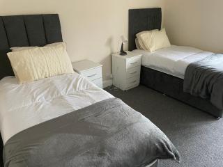 Large 4 Bedroom Sleeps 8, Spacious Apartment for Contractors and Holidays near Bedford Centre - 1 FREE PARKING SPACE & FREE WIFI - 1