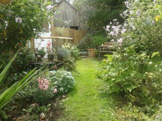 Tranquil wood cabin set in a beautiful orchard - 2