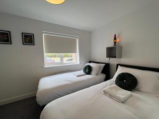 Spacious & Stylish 4-Bed House with Hot Tub in Prime Location - Southampton - 2