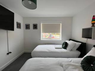 Spacious & Stylish 4-Bed House with Hot Tub in Prime Location - Southampton - 1