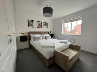 Spacious & Stylish 4-Bed House with Hot Tub in Prime Location - Southampton - 5