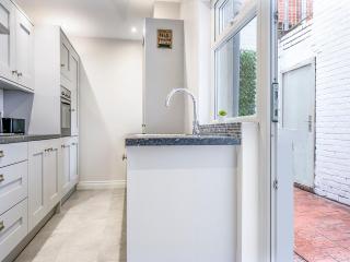 Pass the Keys Beautiful 4BR Restored Red Brick Cafes and Park - Belfast - 8