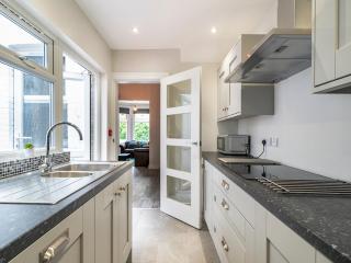 Pass the Keys Beautiful 4BR Restored Red Brick Cafes and Park - Belfast - 6