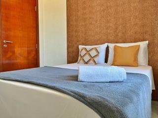 TOP 2 QUARTOS em Condominio- PISCINA, CHURRASQUEIRA, ESTACIONAMENTO, PARQUINHO INFANTIL, Wi-Fi e home office, Ar Condicionado, SmarTV e Cozinha Completa I 800m da praia e parque aquatico CE - Aquiraz - 2
