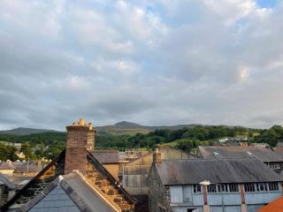 Character Townhouse in Town Centre & Superb Views - 8