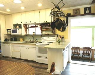 The Goulding Cottage and farm - 4 beds, 3 baths - Henrieville - 4