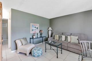 Idyllic condo with brief walk to beach and restaurants - 7