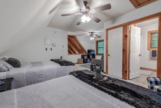 Bear Pause Cabin 3 BR/3BA Amazing view of the Lake - Seven Devils - 3