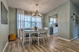 Stellar Fort Walton Retreat about 2 Mi to Beach! - Fort Walton Beach - 1