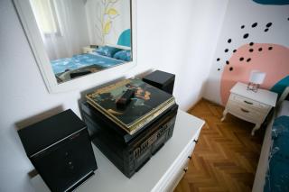 BeeStrick Apartment - Charming and Spacious - 8